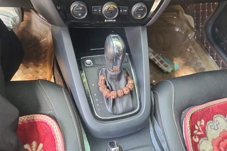 Used Volkswagen Sagitar 2017 230TSI Automatic Luxury Edition Gear Lever