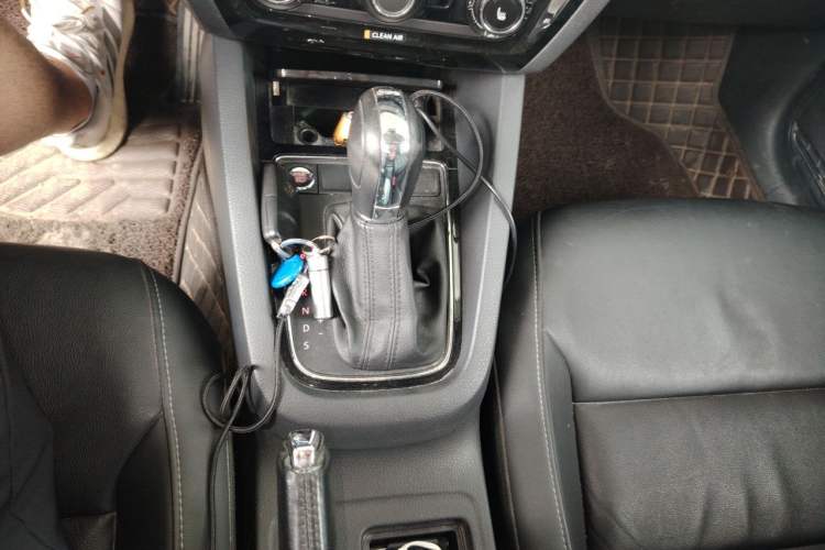 Used Volkswagen Sagitar 2017 180TSI Automatic Luxury Edition Gear Lever