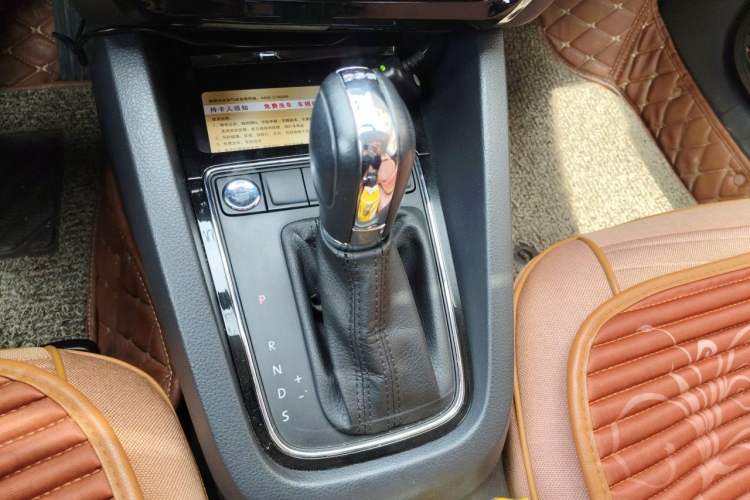 Used Volkswagen Sagitar 2017 230TSI Automatic Comfort Version Gear Lever