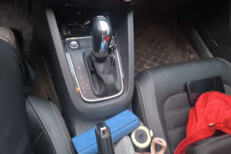 Used Volkswagen Sagitar 2017 230TSI Automatic Luxury Edition Gear Lever