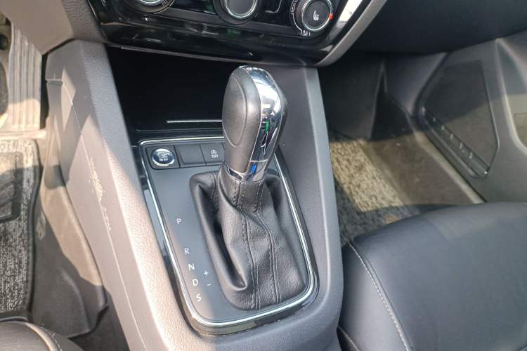 Used Volkswagen Sagitar 2017 180TSI Automatic Luxury Edition Gear Lever