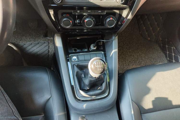 Used Volkswagen Sagitar 2017 1.6L Manual Comfort Model Gear Lever