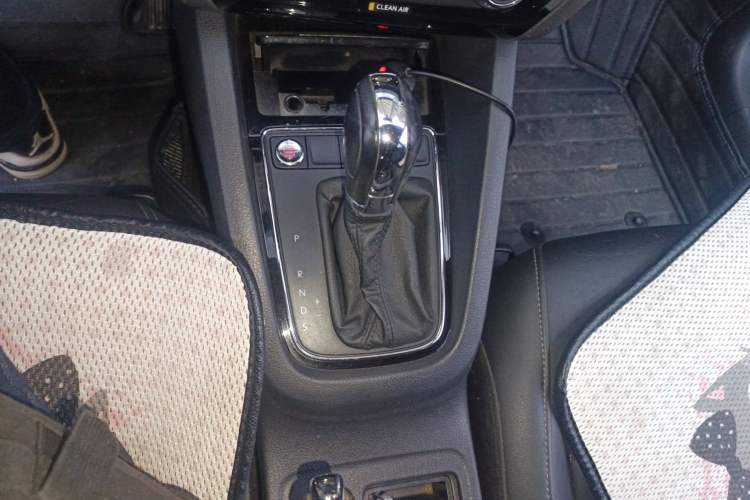 Used Volkswagen Sagitar 2017 1.6L Automatic Comfort Model Gear Lever