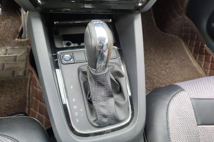 Used Volkswagen Sagitar 2017 230TSI Automatic Comfort Version Gear Lever