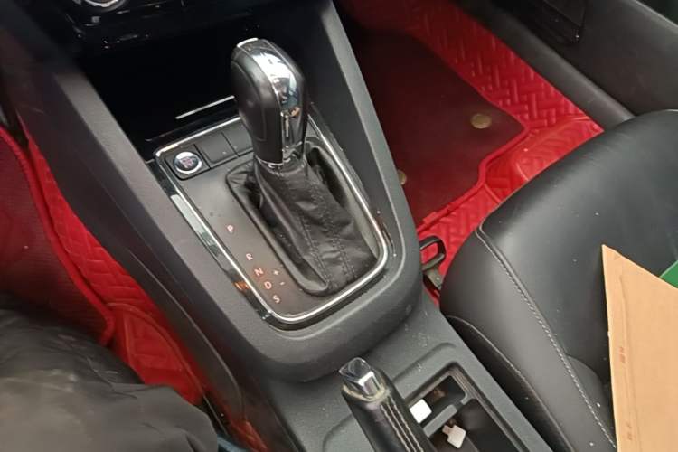 Used Volkswagen Sagitar 2017 1.6L Automatic Comfort Model Gear Lever