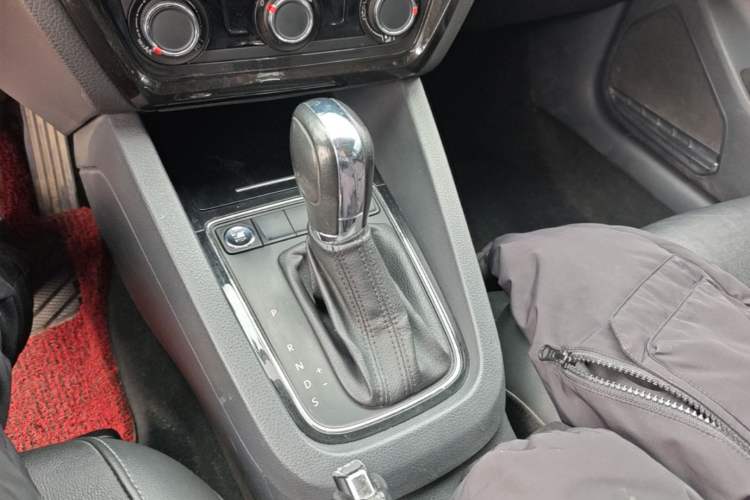 Used Volkswagen Sagitar 2017 1.6L Automatic Comfort Model Gear Lever