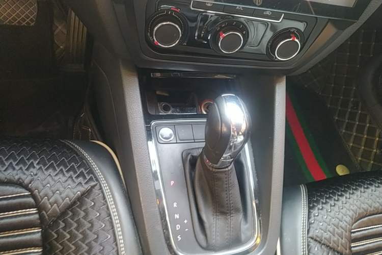 Used Volkswagen Sagitar 2017 1.6L Automatic Comfort Model Gear Lever