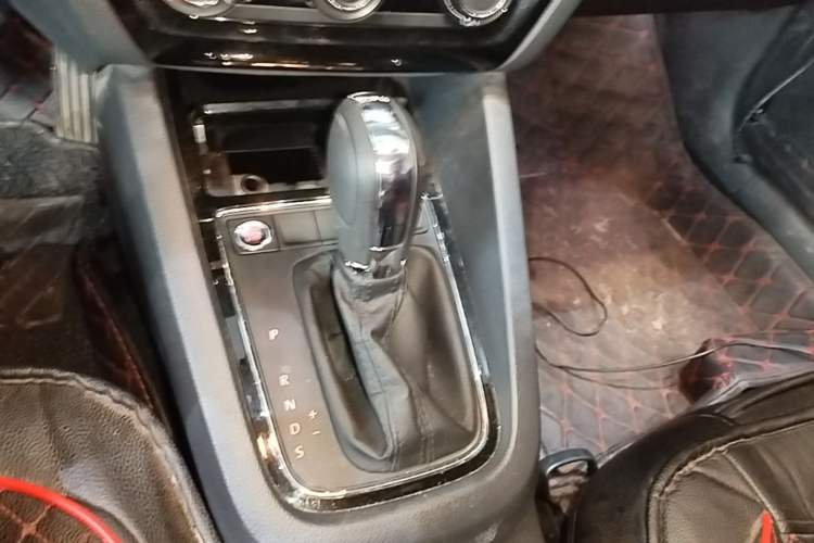 Used Volkswagen Sagitar 2017 230TSI Automatic Comfort Version Gear Lever