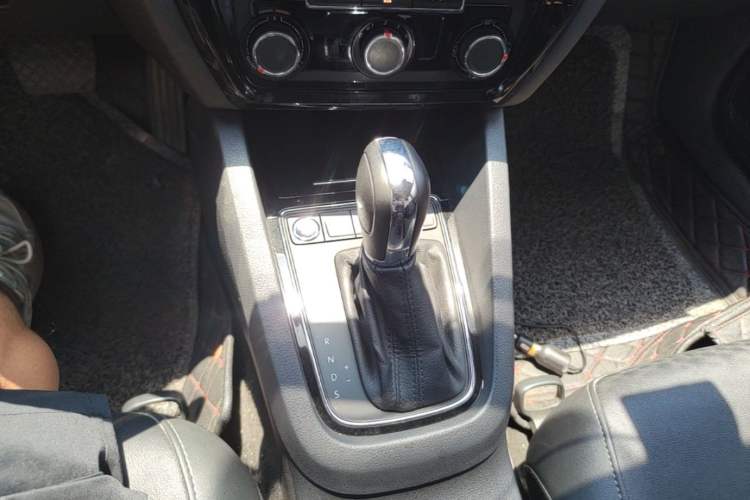 Used Volkswagen Sagitar 2017 1.6L Automatic Comfort Model Gear Lever