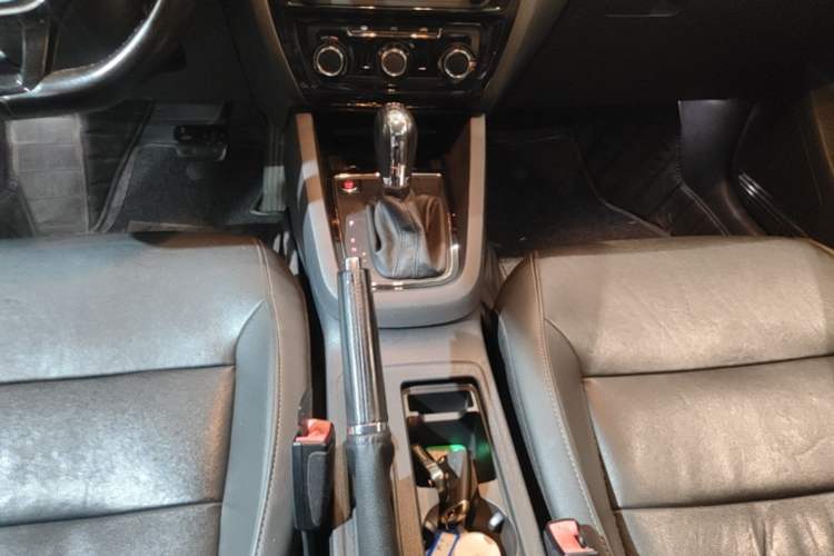 Used Volkswagen Sagitar 2017 230TSI Automatic Comfort Version Gear Lever