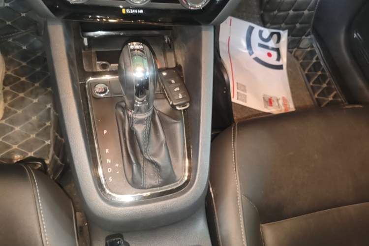 Used Volkswagen Sagitar 2017 230TSI Automatic Comfort Version Gear Lever