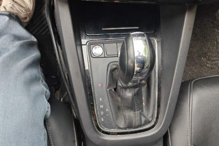 Used Volkswagen Sagitar 2017 230TSI Automatic Comfort Version Gear Lever