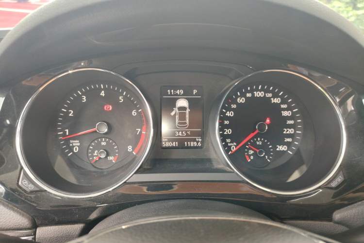 Used Volkswagen Sagitar 2017 180TSI Automatic Luxury Edition Instrument Cluster