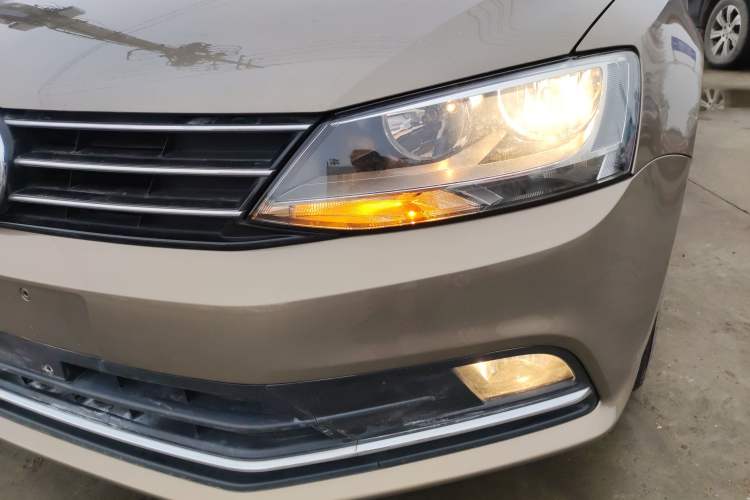Used Volkswagen Sagitar 2017 230TSI Automatic Comfort Version Left Front Headlight