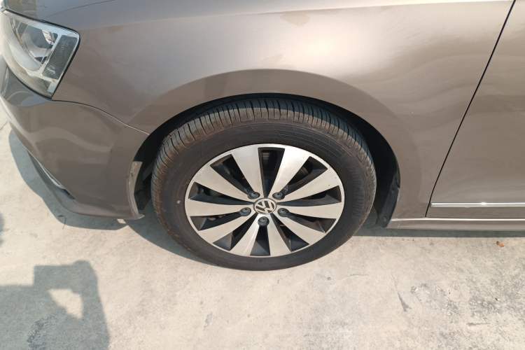 Used Volkswagen Sagitar 2017 180TSI Automatic Luxury Edition Left Front Wheel Hub