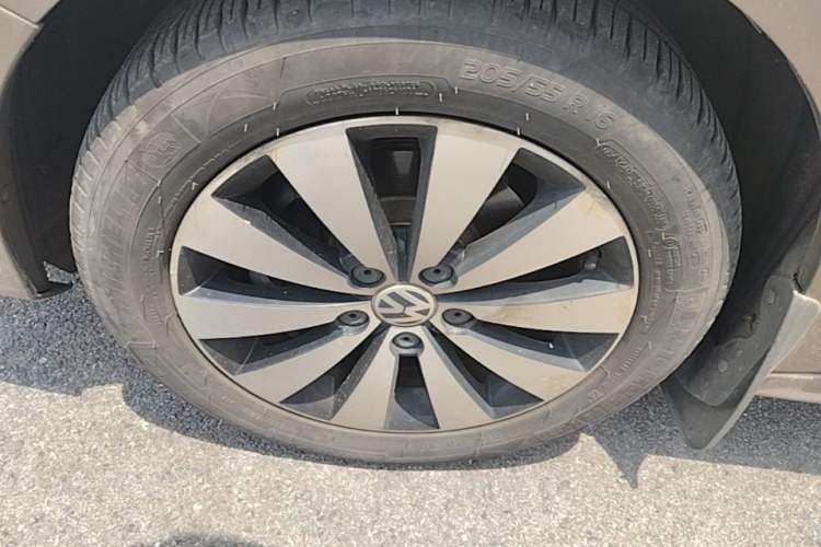 Used Volkswagen Sagitar 2017 1.6L Automatic Comfort Model Left Front Wheel Hub