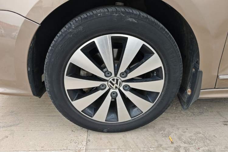 Used Volkswagen Sagitar 2017 1.6L Automatic Comfort Model Left Front Wheel Hub