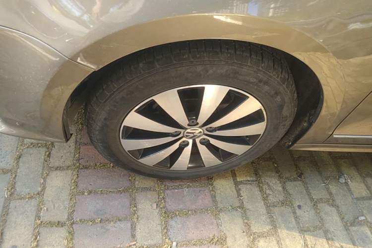 Used Volkswagen Sagitar 2017 1.6L Automatic Comfort Model Left Front Wheel Hub