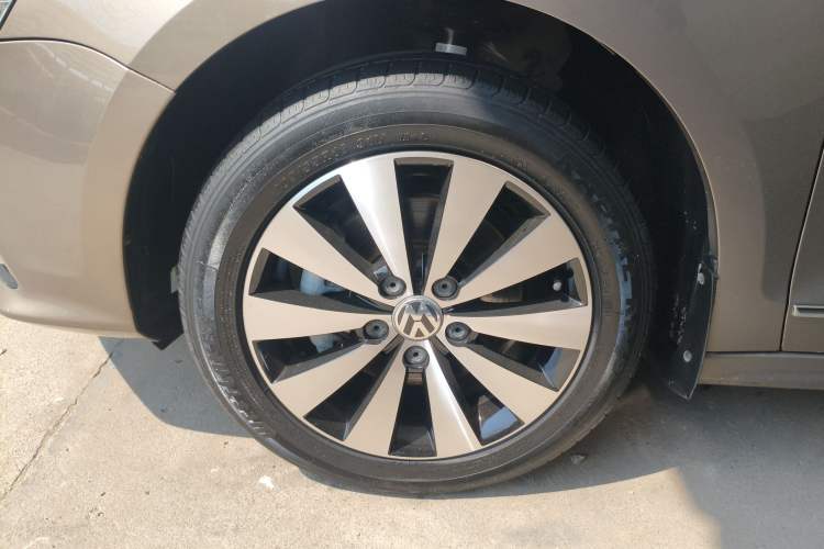 Used Volkswagen Sagitar 2017 230TSI Automatic Comfort Version Left Front Wheel Hub