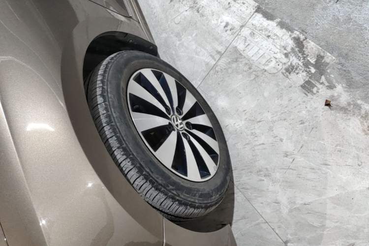 Used Volkswagen Sagitar 2017 230TSI Automatic Comfort Version Left Front Wheel Hub