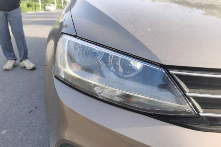 Used Volkswagen Sagitar 2017 230TSI Automatic Comfort Version Right Front Headlight