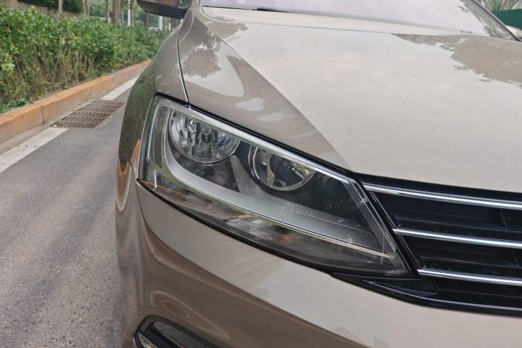 Used Volkswagen Sagitar 2017 230TSI Automatic Comfort Version Right Front Headlight
