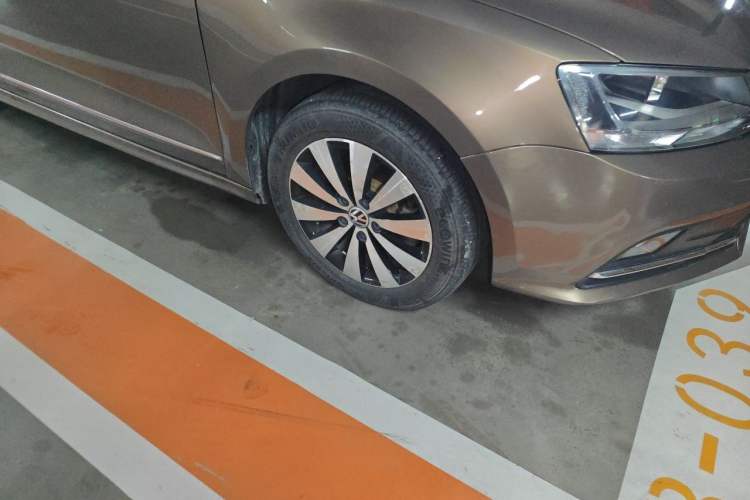 Used Volkswagen Sagitar 2017 1.6L Automatic Comfort Model Right Front Wheel Hub