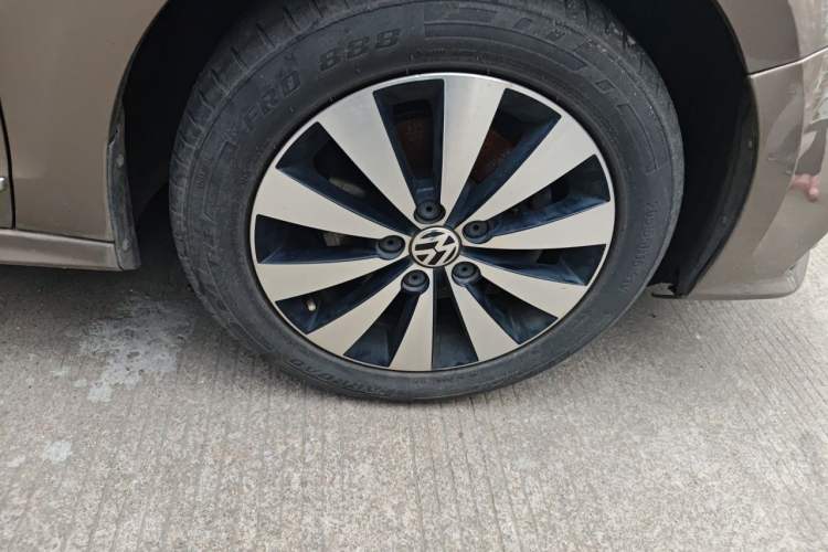 Used Volkswagen Sagitar 2017 230TSI Automatic Comfort Version Right Front Wheel Hub