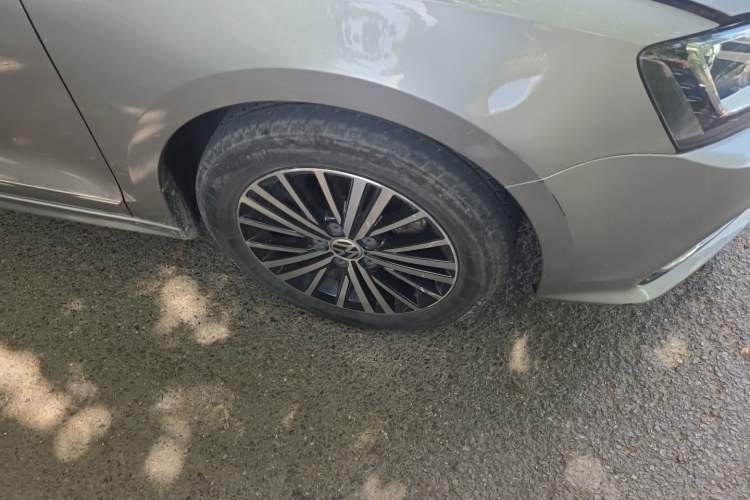Used Volkswagen Sagitar 2017 230TSI Automatic Luxury Edition Right Front Wheel Hub
