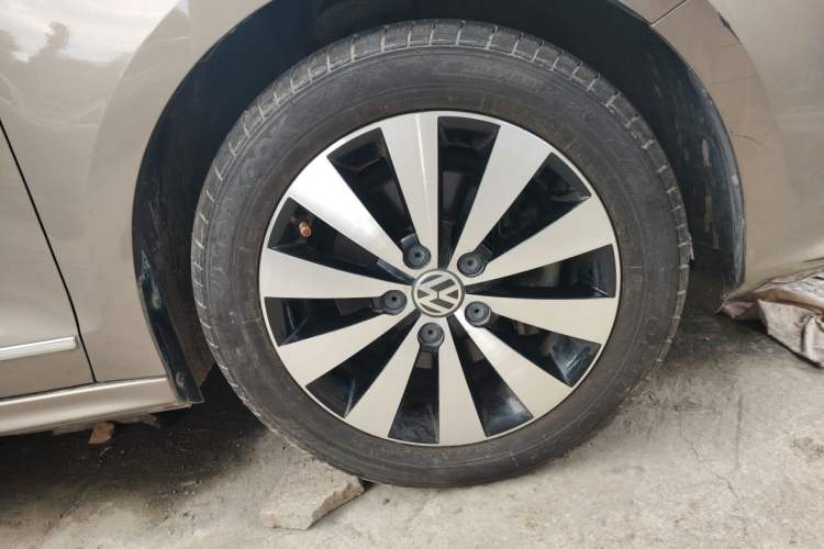 Used Volkswagen Sagitar 2017 180TSI Automatic Luxury Edition Right Front Wheel Hub