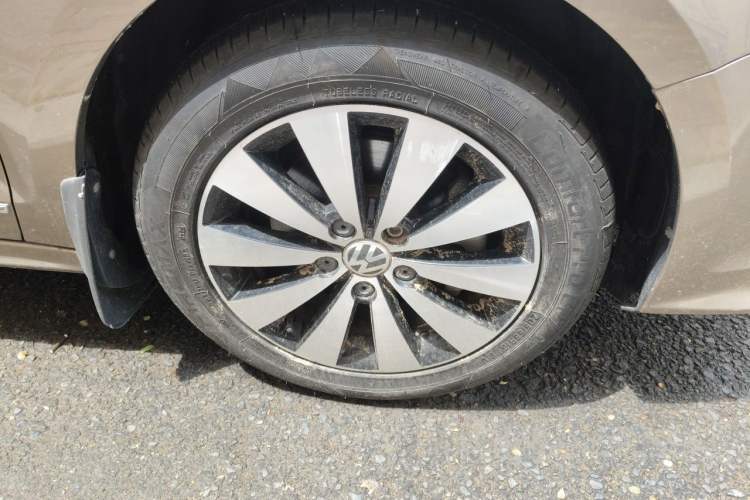 Used Volkswagen Sagitar 2017 230TSI Automatic Comfort Version Right Front Wheel Hub