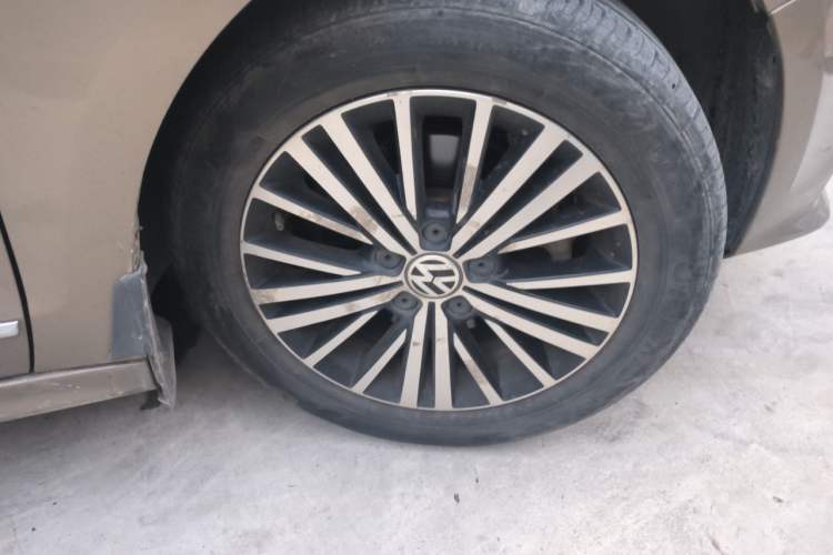 Used Volkswagen Sagitar 2017 230TSI Automatic Luxury Edition Right Front Wheel Hub