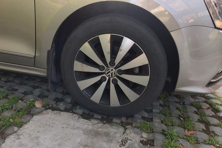 Used Volkswagen Sagitar 2017 1.6L Manual Comfort Model Right Front Wheel Hub