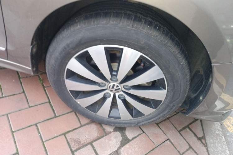 Used Volkswagen Sagitar 2017 1.6L Automatic Comfort Model Right Front Wheel Hub