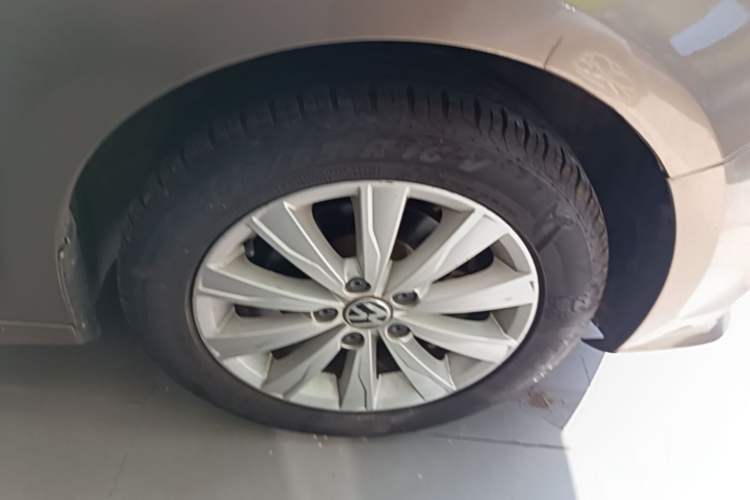Used Volkswagen Sagitar 2017 1.6L Automatic Comfort Model Right Front Wheel Hub