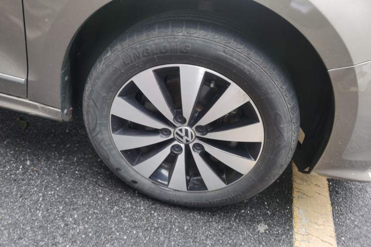 Used Volkswagen Sagitar 2017 230TSI Automatic Comfort Version Right Front Wheel Hub