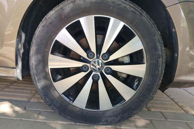 Used Volkswagen Sagitar 2017 1.6L Automatic Comfort Model Right Front Wheel Hub