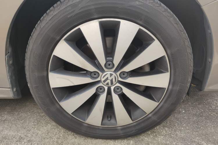 Used Volkswagen Sagitar 2017 230TSI Automatic Comfort Version Right Front Wheel Hub