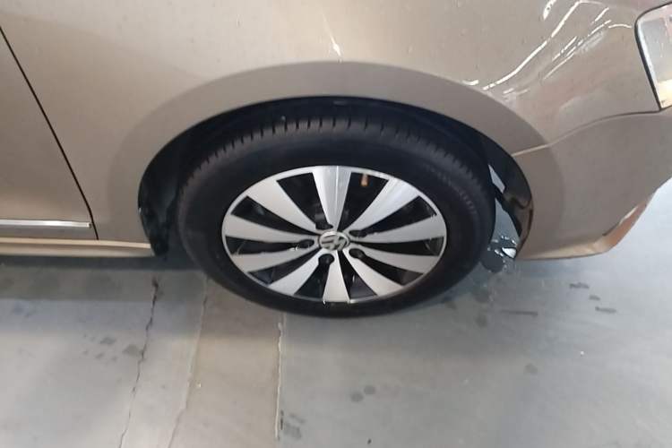 Used Volkswagen Sagitar 2017 230TSI Automatic Comfort Version Right Front Wheel Hub
