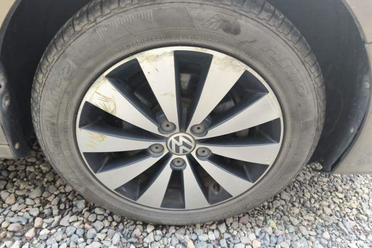 Used Volkswagen Sagitar 2017 1.6L Manual Comfort Model Right Front Wheel Hub