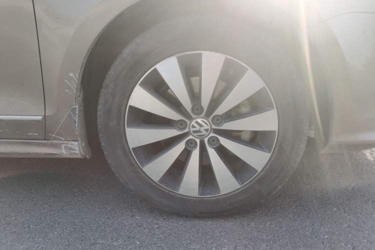 Used Volkswagen Sagitar 2017 230TSI Automatic Comfort Version Right Front Wheel Hub