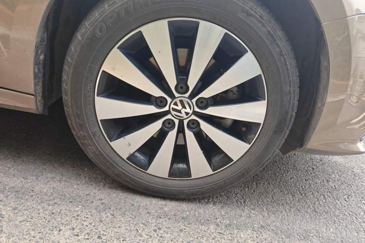 Used Volkswagen Sagitar 2017 230TSI Automatic Comfort Version Right Front Wheel Hub