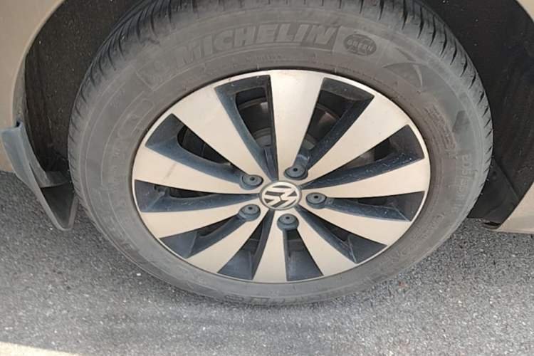 Used Volkswagen Sagitar 2017 1.6L Automatic Comfort Model Right Rear Wheel Hub