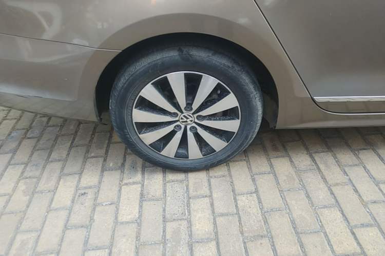 Used Volkswagen Sagitar 2017 1.6L Automatic Comfort Model Right Rear Wheel Hub