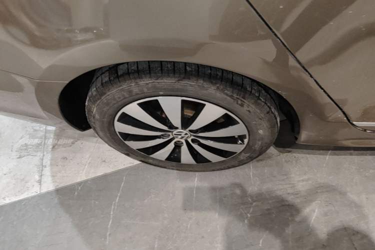 Used Volkswagen Sagitar 2017 230TSI Automatic Comfort Version Right Rear Wheel Hub