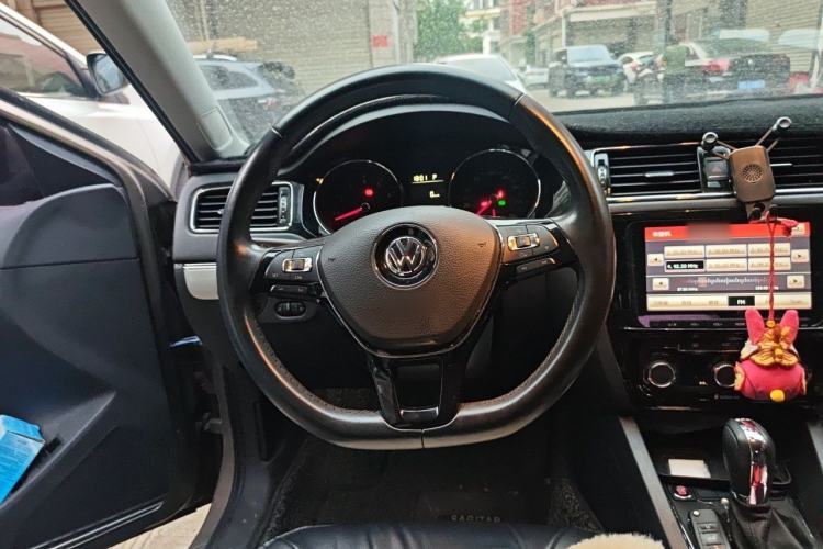 Used Volkswagen Sagitar 2017 230TSI Automatic Comfort Version Steering Wheel