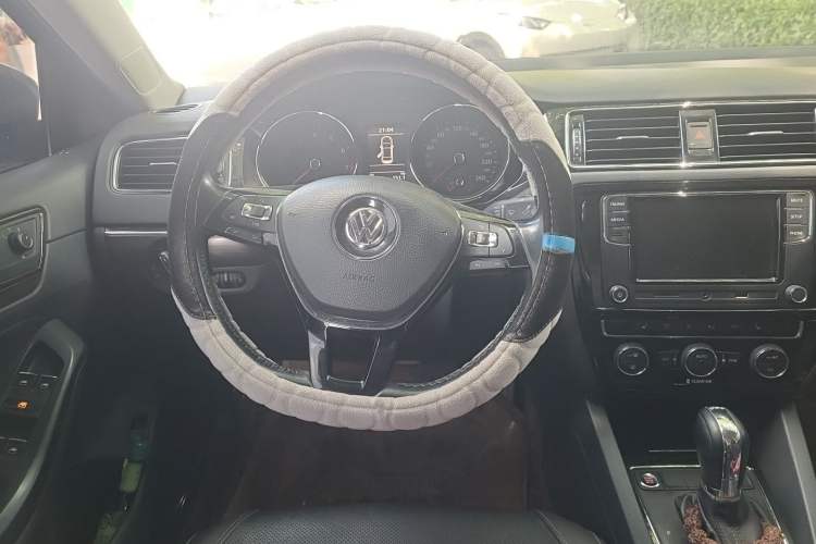 Used Volkswagen Sagitar 2017 230TSI Automatic Luxury Edition Steering Wheel