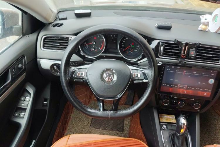 Used Volkswagen Sagitar 2017 230TSI Automatic Comfort Version Steering Wheel