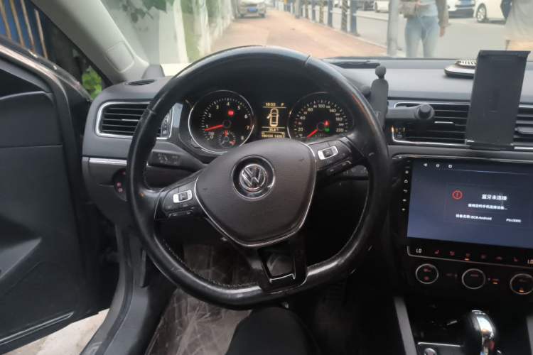 Used Volkswagen Sagitar 2017 230TSI Automatic Luxury Edition Steering Wheel