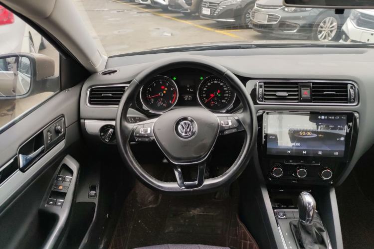 Used Volkswagen Sagitar 2017 230TSI Automatic Comfort Version Steering Wheel